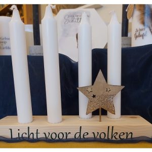 Adventskaarsenstandaard met tekst
