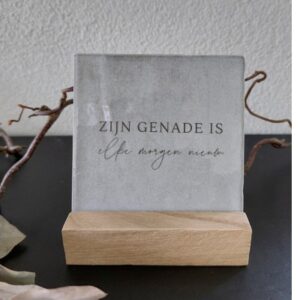 Rustieke tegeltje grijs – Zijn genade is elke morgen nieuw - incl. standaard