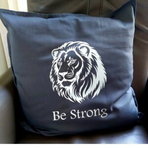 Sierkussen - Leeuw Be Strong zilver - grijs